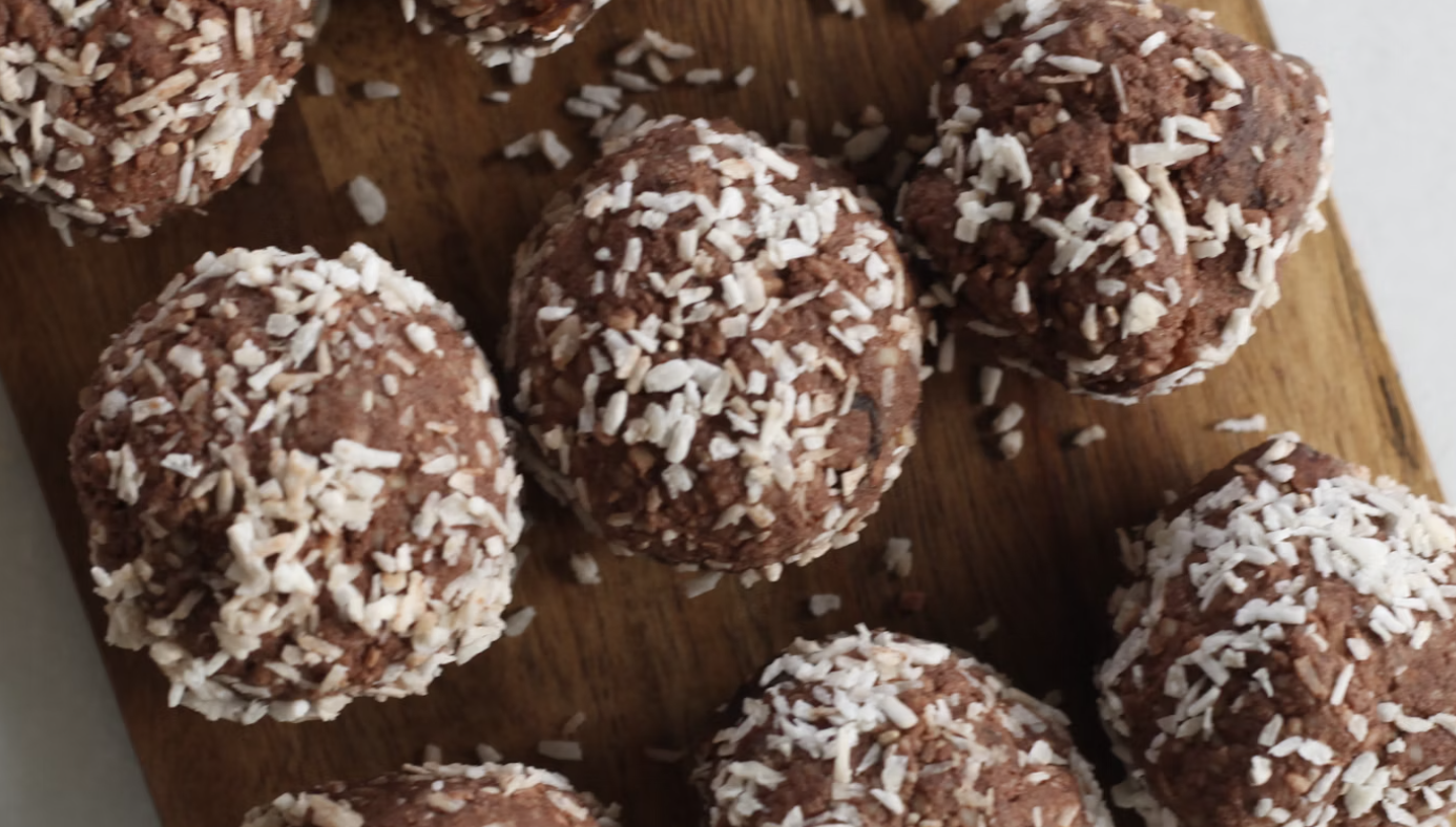 Delicious no-bake protein balls made with peanut butter, oats, and honey. A quick, healthy snack or post-workout treat.